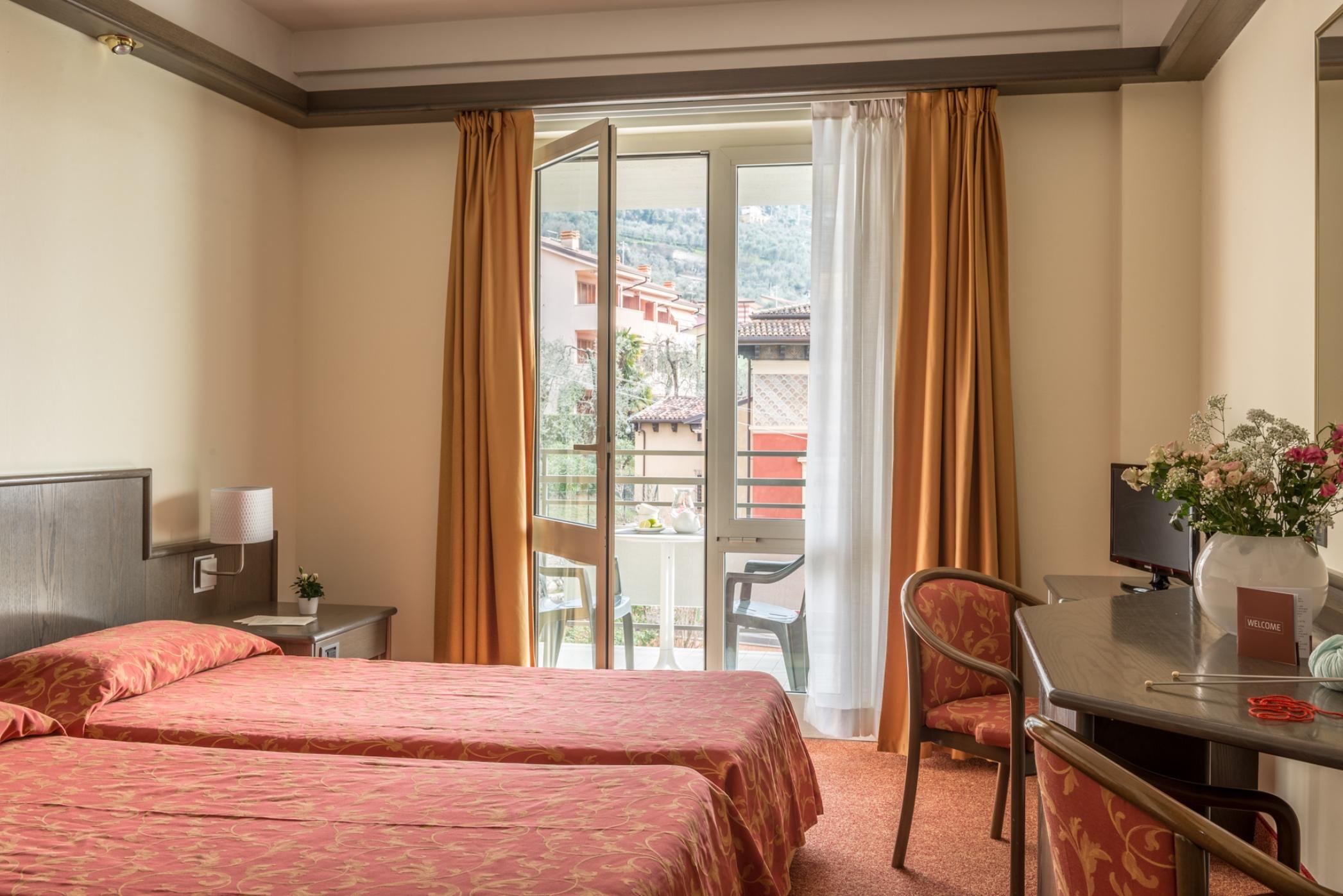 Hotel Drago Бренцоне-суль-Гарда Экстерьер фото