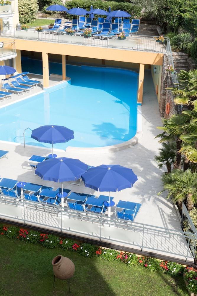 Hotel Drago Бренцоне-суль-Гарда Экстерьер фото