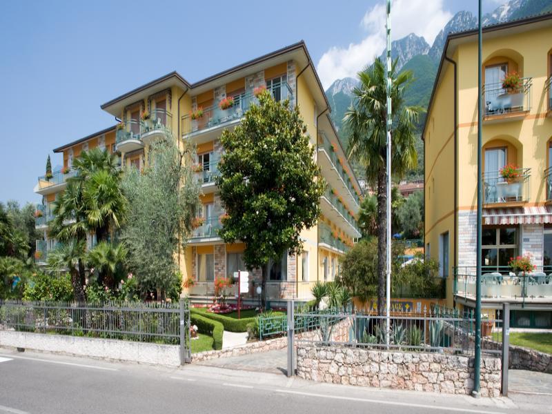Hotel Drago Бренцоне-суль-Гарда Экстерьер фото