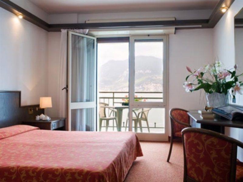 Hotel Drago Бренцоне-суль-Гарда Экстерьер фото