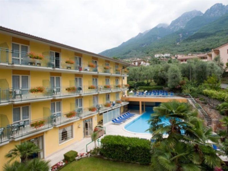 Hotel Drago Бренцоне-суль-Гарда Экстерьер фото